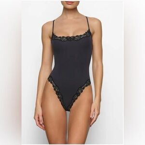 SKIMS Fits Everybody Cami Lace Thong Bodysuit in Onyx size Small